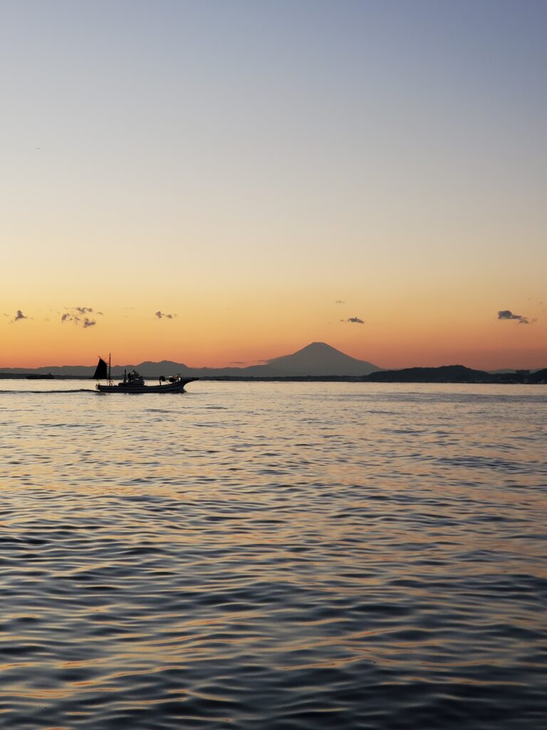 富士山と漁船